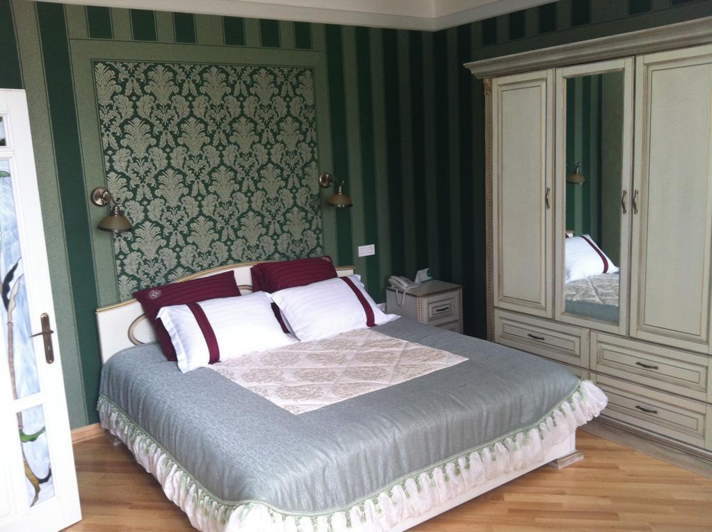 Fontush Boutique Hotel İvano-Frankivsk Oda fotoğraf