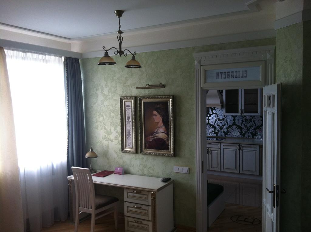 Fontush Boutique Hotel İvano-Frankivsk Oda fotoğraf